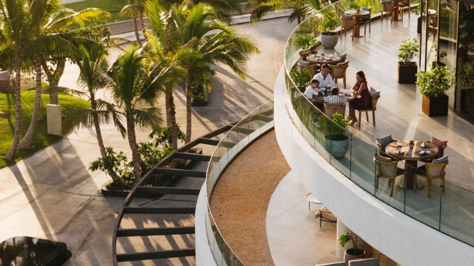 Une terrasse de restaurant dans la communauté de Cap Cana qui entoure Puerto Marina, dont le village de la marina est à 3 minutes en voiture de nos résidences.